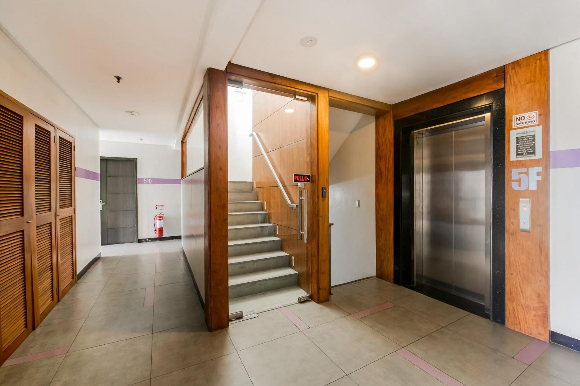 Oyo 136 Regal Residences Кесон Сити Екстериор снимка
