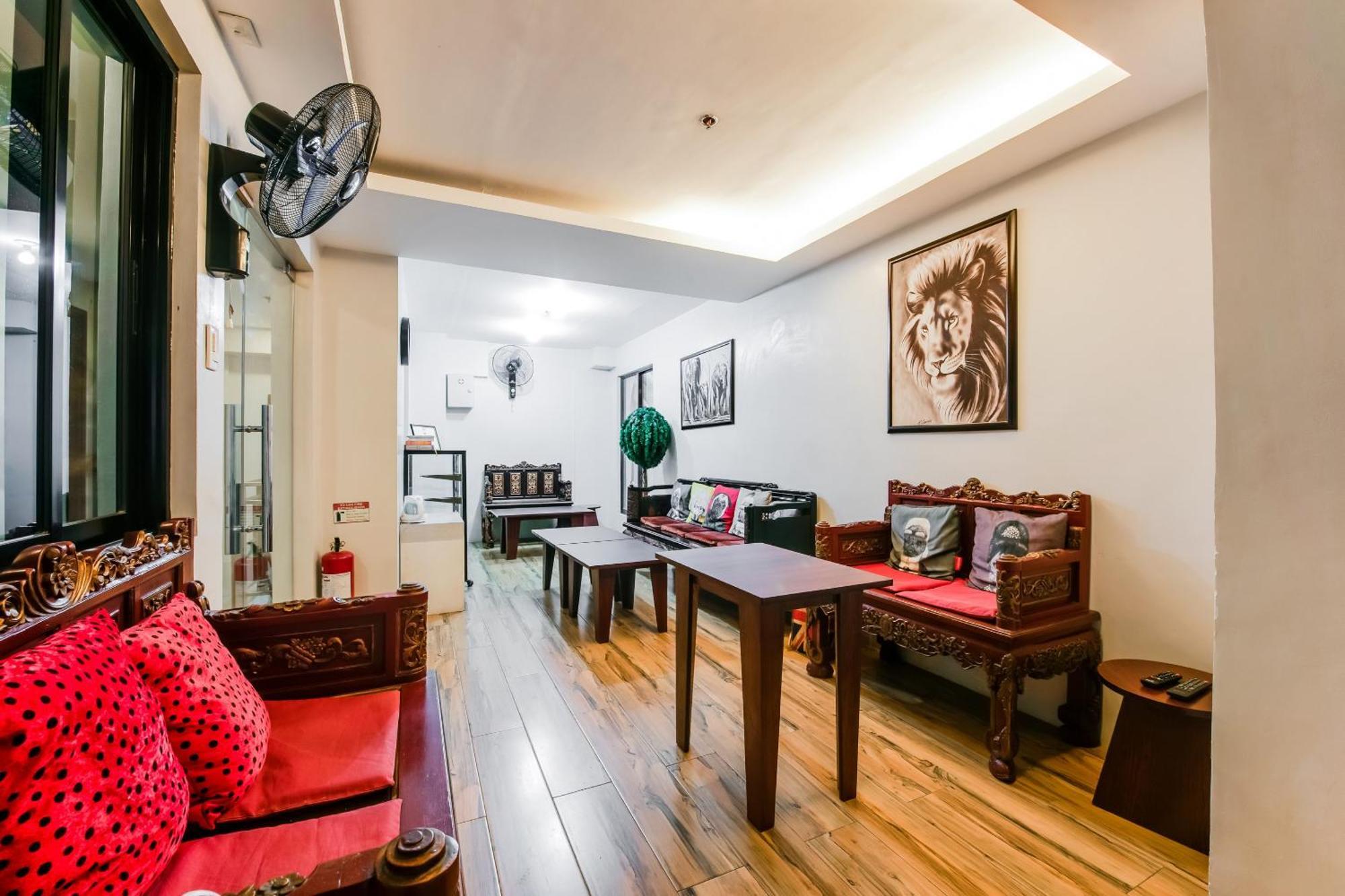 Oyo 136 Regal Residences Кесон Сити Екстериор снимка