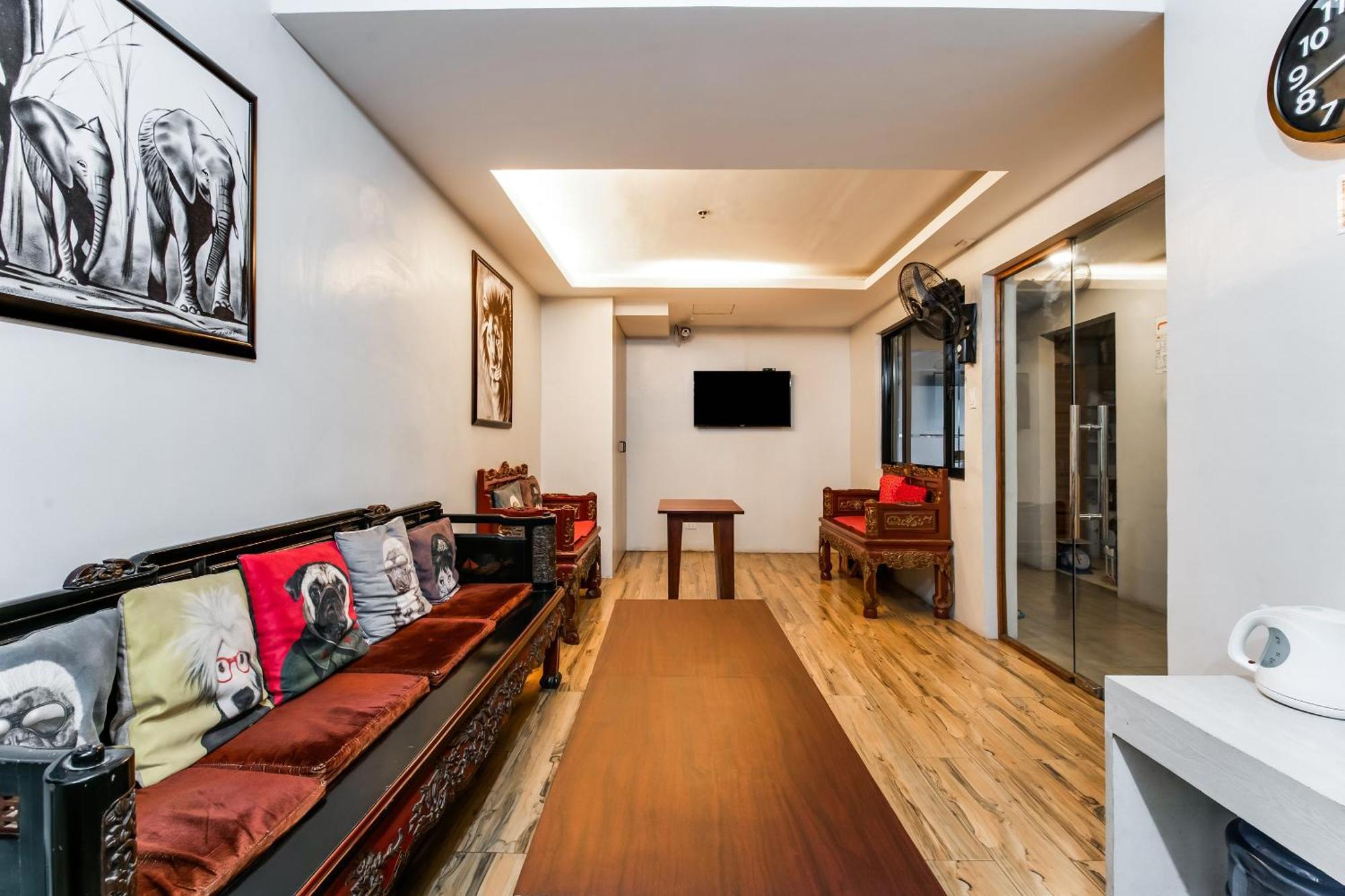Oyo 136 Regal Residences Кесон Сити Екстериор снимка