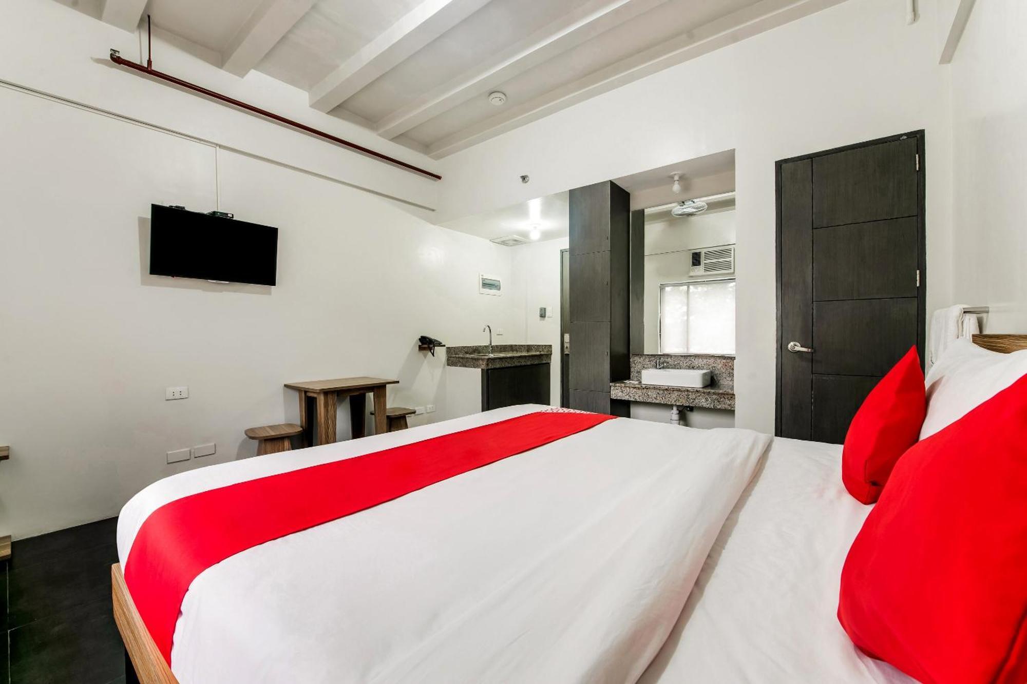 Oyo 136 Regal Residences Кесон Сити Екстериор снимка