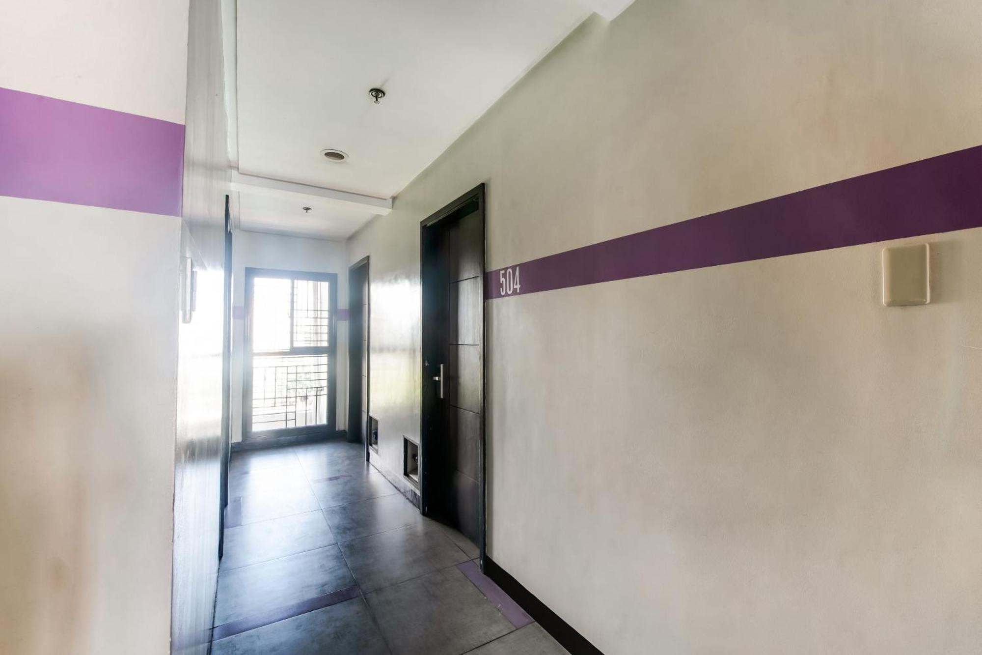 Oyo 136 Regal Residences Кесон Сити Екстериор снимка