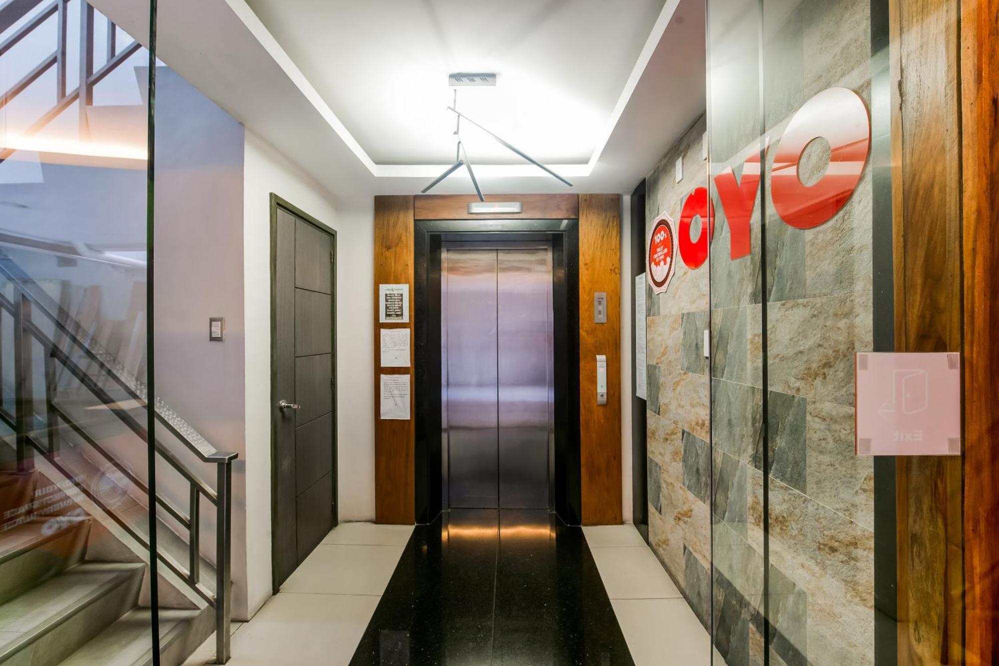 Oyo 136 Regal Residences Кесон Сити Екстериор снимка