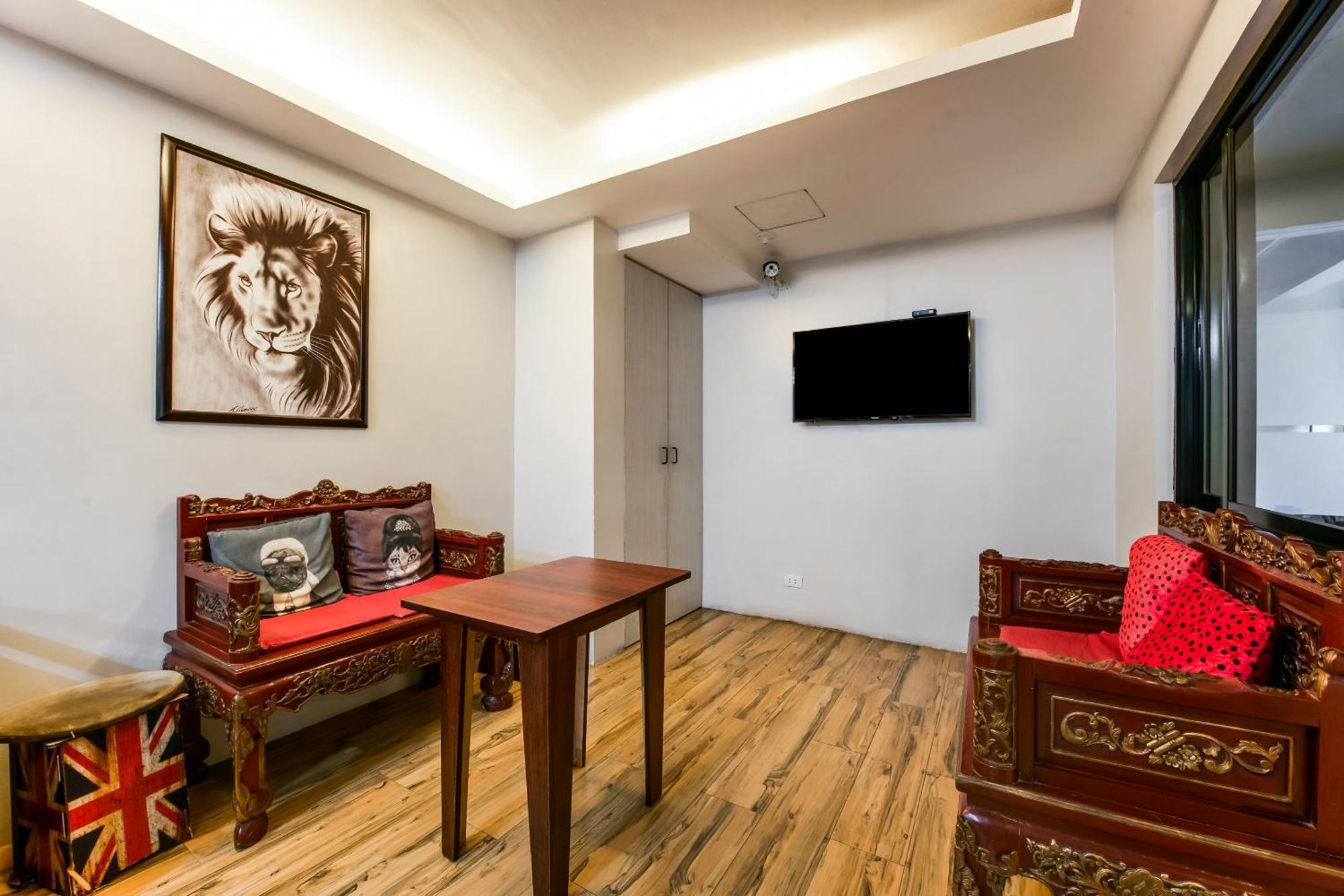 Oyo 136 Regal Residences Кесон Сити Екстериор снимка