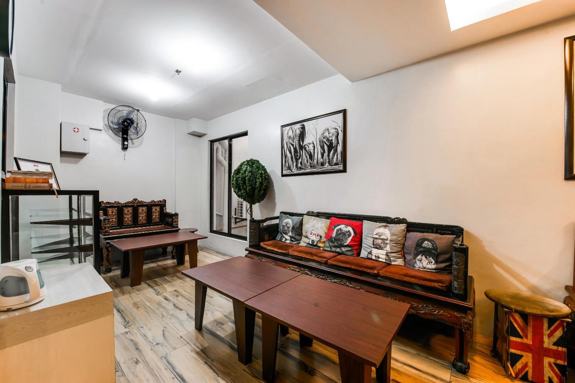 Oyo 136 Regal Residences Кесон Сити Екстериор снимка