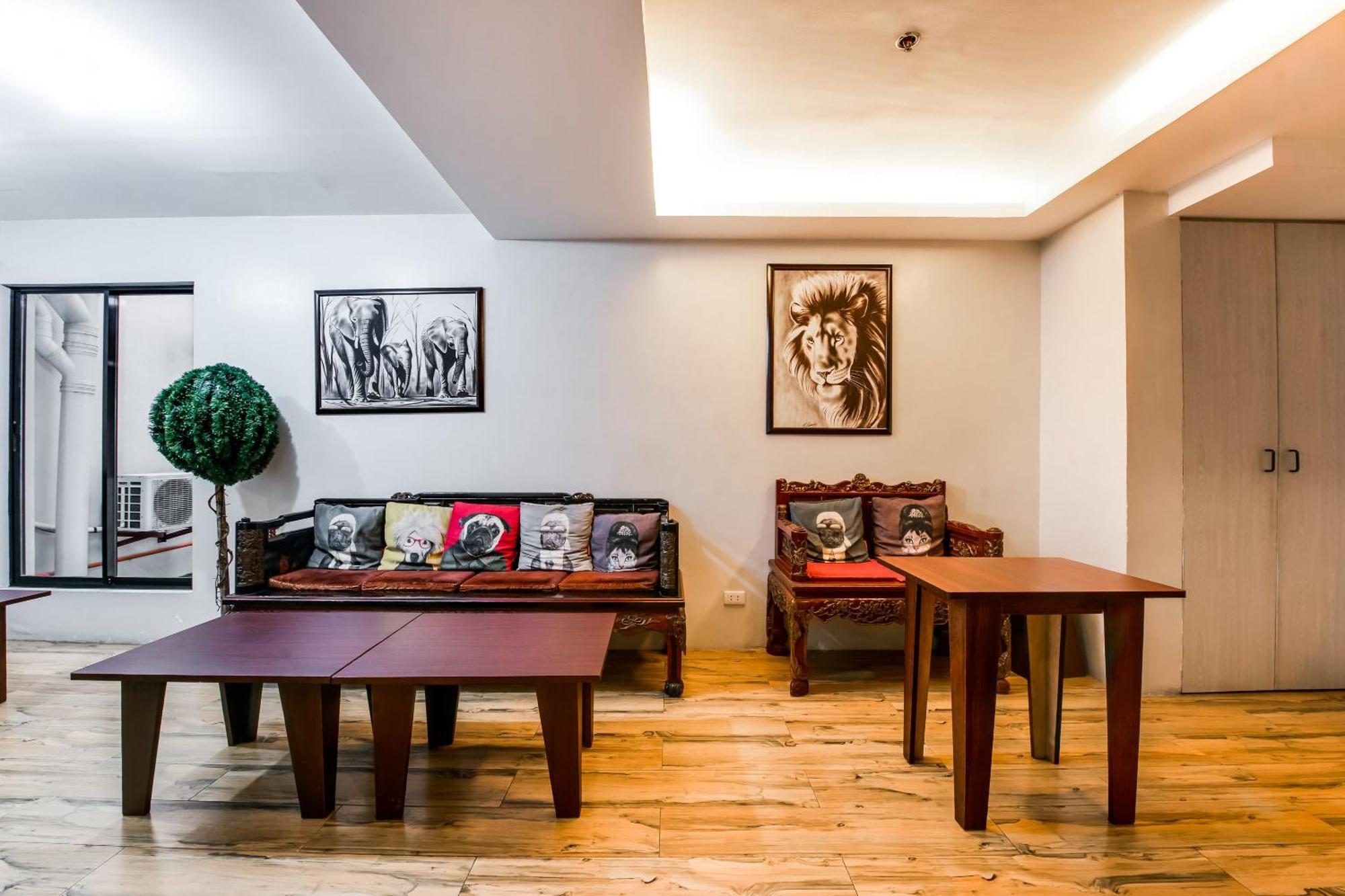 Oyo 136 Regal Residences Кесон Сити Екстериор снимка